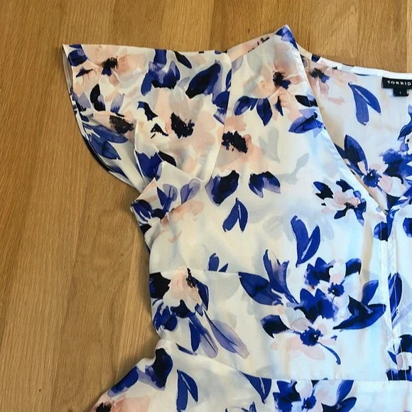 Torrid Georgette Peplum Blouse V Neck Flutter Sleeves Ivory & Blue Women Size 1X - Picture 9 of 12
